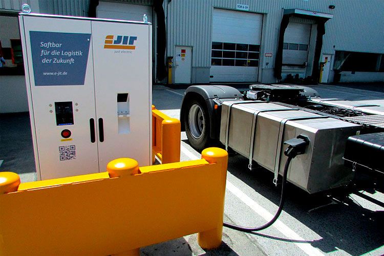 Die E-Lkw fahren so maximal 85 km/h und schaffen 70 Kilometer. In Zwickau „tanken“ die Lkws ... (AMZ Automobilzulieferer Sachsen)