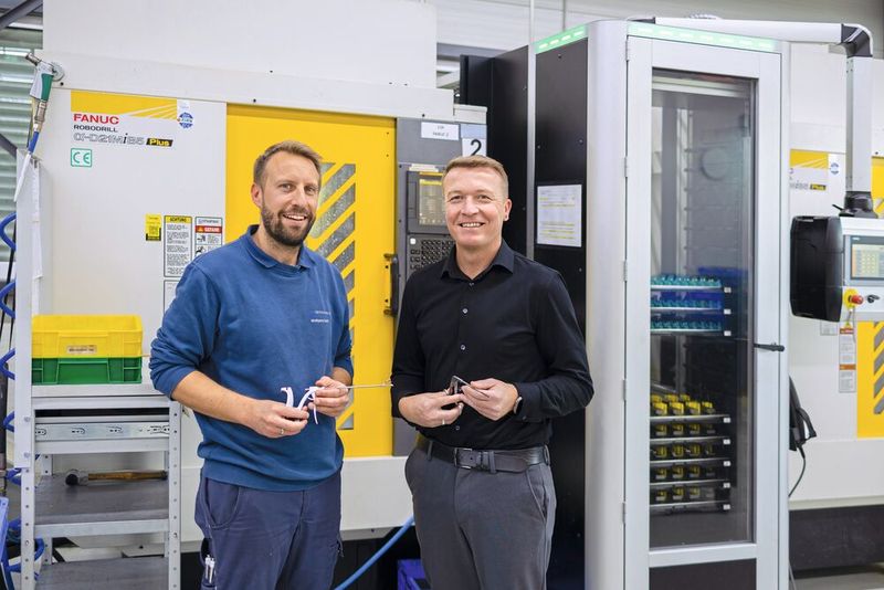 Erhard Strobel, Vertriebstechniker bei Blum-Novotest und Wolfgang Epple, Leiter CNC-Fräsen bei der Getsch+Hiller Medizintechnik GmbH, sind hochzufrieden mit dem Ergebnis der Zusammenarbeit.  (Bild: Blum-Novotest)
