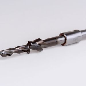 Das Kombinationswerkzeug zur Trockenbearbeitung von Alu-Alu-Stacks von Mapal. Die neuen Bohrer mit Senkstufe wurden entwickelt, um Bohrungen für die Nietverbindung trocken realisieren zu können. Das zweischneidige Werkzeug aus Hartmetall ist mit einer extrem positiven Schneide sowie einem Doppelspitzenwinkel ausgestattet.