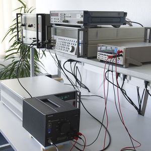 1A CAL setzt vor allem auf die Kalibrierung von Kalibratoren und elektronischen Normalen. Hier die Kalibrierung des AC-Measurement Standards Fluke 5790A.