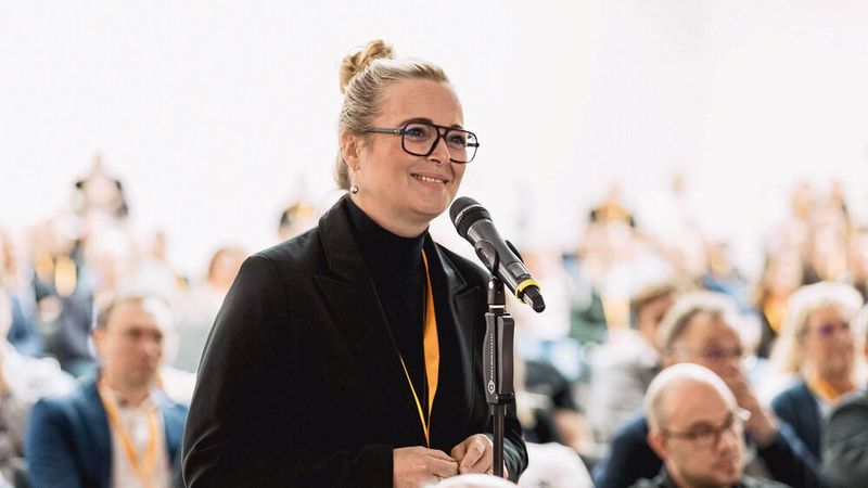 Bei Fragen fragen: In gewohnt hoher Zahl nutzten die Fachtagungsteilnehmer die Möglichkeit nachzuhaken, wie hier Bettina Schmauder von Schmauder&Rau. (Bild: Stefan Bausewein)