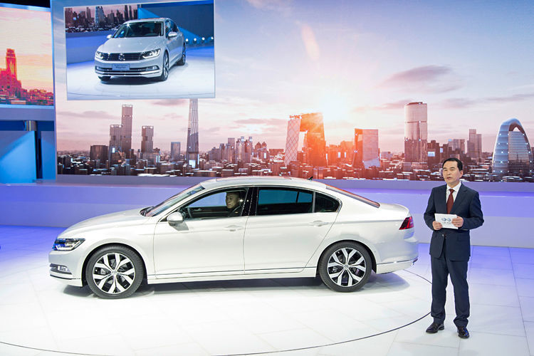 Zhang Pijie, Präsident der FAW Volkswagen Automotive Co., präsentiert den VW Magotan. (Foto: VW)