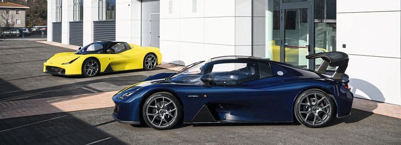 Zwei Exemplare des Dallara Stradale vor dem Unternehmenssitz in Varano de’ Melegari: Das Leichtbaufahrzeug verbindet Rennsport-DNA mit Straßenzulassung. (Bild:  Alessandro Barteletti / Dallara)