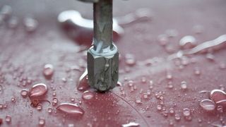 „Die hohe Präzision dieser Technik erinnert schon fast an chirurgische Eingriffe. Sie reduziert den Abrieb und den Bedarf an Nachbearbeitungen auf ein absolutes Minimum,“ beschreibt Guido Klekamp, Vertriebsexperte von Bartsch, den dort genutzten Prozess des Wassertstrahlschneids. (Bild: Bartsch)