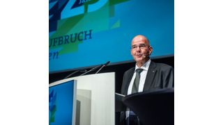 Infraserv Gendorfs Geschäftsleiter Dr. Christoph von Reden begrüßte die geladenen Kunden, Partner und Vertreter aus Politik, Verbänden und Gesellschaft. (Bild: Tom Bauer)