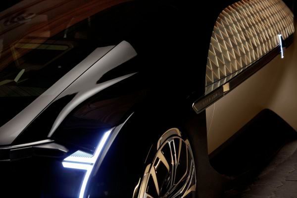 Als Shared-Mobility-Lösung des High-End-Segments stellt der EZ-ULTIMO für seine Nutzer eine Möglichkeit dar, mit maximalem Komfort und in Premium-Ambiente zum Flughafen oder Hotel zu gelangen, eine exklusive Shoppingtour zu unternehmen oder auf Sightseeing-Exkursion zu gehen.  (Renault)