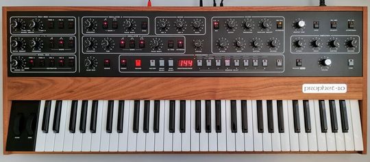 Der Synthesizer Prophet-5 (hier zu sehen der aktuelle Nachfolger Prophet-10Rev 4) von Sequential Circuits war der erste polyphone Synthesizer mit vollständig programmierbarem Speicher. Als CPU kommt ein Zilog Z80 zum Einsatz.(Bild:   / CC0)