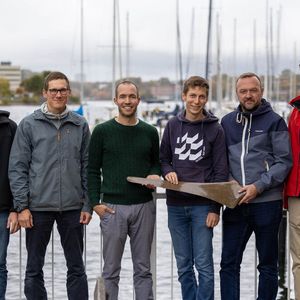 Das Projektteam der HAW Kiel untersucht, ob Naturmaterialien eine nachhaltigere Alternative zu den konventionellen glas- und kohlefaserverstärkten Kunststoffen sind.(Bild:  HAW Kiel)