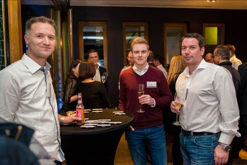 (v. l.) René van Rijn und Philipp Heinz, Firstwise, mit Oliver Kau, Siewert & Kau (Bild: Samsung)