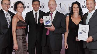 Übergabe der Top-100-Auszeichnung durch Mentor Ranga Yogeshwar am 22. Juni 2012: Daniel Huber, Beatrice Geiler, Ranga Yogeshwar, Peter Huber, Bärbel Huber, Joachim Huber (von links nach rechts). (Bild: Peter Huber Kältemaschinenbau)
