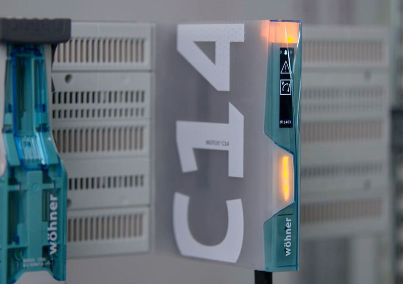 Eine gelbe Gerätebeleuchtung signalisiert eine Warnmeldung, zum Beispiel, dass die zulässige Temperatur zu hoch ist.  (Bild: Wöhner)