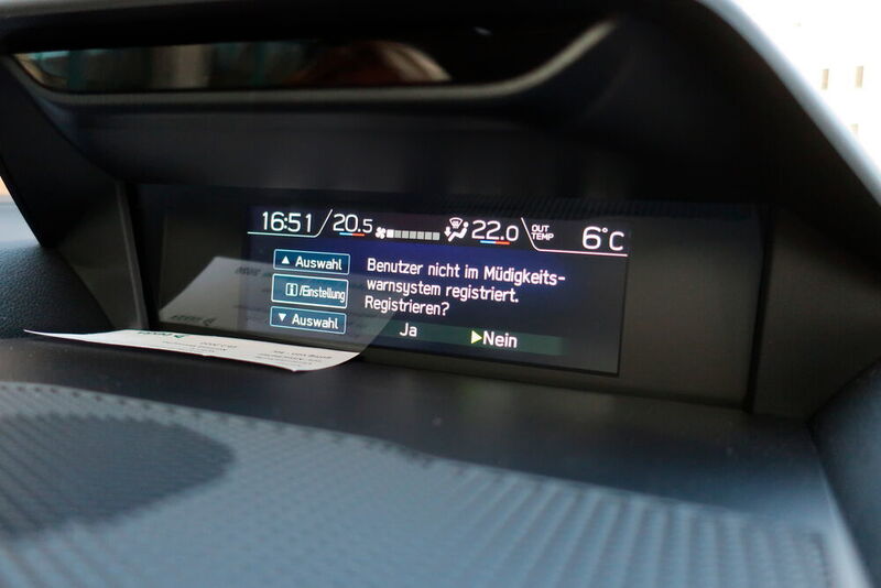 Über dem Touchscreen befindet sich ein 6,3 Zoll großes Multifunktionsdisplay. Darüber ist eine Kamera angebracht, die den Fahrer erkennen soll. (Simon/»kfz-betrieb«)