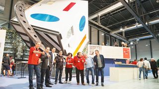 Ein zufriedenes Projektteam (von links): Ruedi Meier (Präsident abl), Alessandro Valente (Produktmanager Sicherheitsprodukte ABB), Aleksandar Velimirovic (Produktmanager Antriebe ABB), Joël Bayard (Inhaber Bayard Reputech), Marlise Egger Andermatt (Vorstand abl), Bruno Koch (CEO abl), Urs Hochuli (Gestalter), Andreas Rohrer (Inhaber Rohrer Metallbau). (Bild: Martin Stollenwerk)