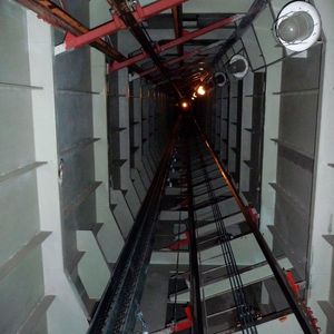 Lapp installierte eine fast 50 m lange Energieführungskette in dem leicht geneigten Pylon. Sie hält die Kabel von den Wänden fern und führt sie sicher zur Aufzugskabine.