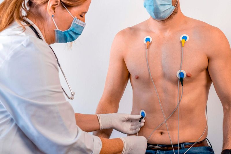 Ablauf der Cardisiographie: Die 4-minütige Signalaufnahme erfolgt – ähnlich wie beim EKG – über  fünf Elektroden  (©Cardisio GmbH)