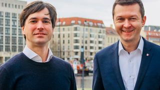 V. li.: Robin Latz (Friday) und Benjamin Klatt (Bank 11) freuen sich auf die Zusammenarbeit. (Bild: Bank 11)
