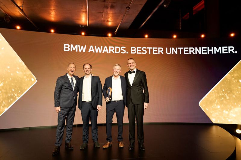 Marcus Praller (2.v.re.) ist „Bester Unternehmer“ der BMW-Handelsorganisation. BMW-Deutschland-Chef Christian Ach (re.) überreichte die Auszeichnung.(Bild:  BMW)