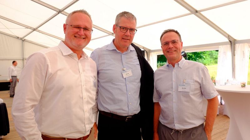 Halten gerne den Kontakt zur BFC: (v. l.) Ralf Breisch und Udo Litz (beide vom TÜV Süd) sowie Max Wolf (DX One). (Bild: Zietz – »kfz-betrieb«)