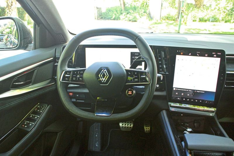 Auch Innen ähnelt manches dem Mégane, zum Beispiel die großen Displays. (Bild: Sven Prawitz/VCG)