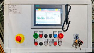 Im Einsatz am Bedienpult: Zum Betrieb steckt der Schlüsselinhaber seinen personifizierten Electronic-Key in die Schlüsselaufnahme.  (Bild: EUCHNER GmbH + Co. KG)