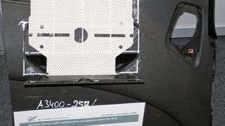 Textiles Airbag-Scharnier, wie es beispielsweise in Beifahrer-, Tür- und Seitenairbags verbaut wird. (Bild: Otto)