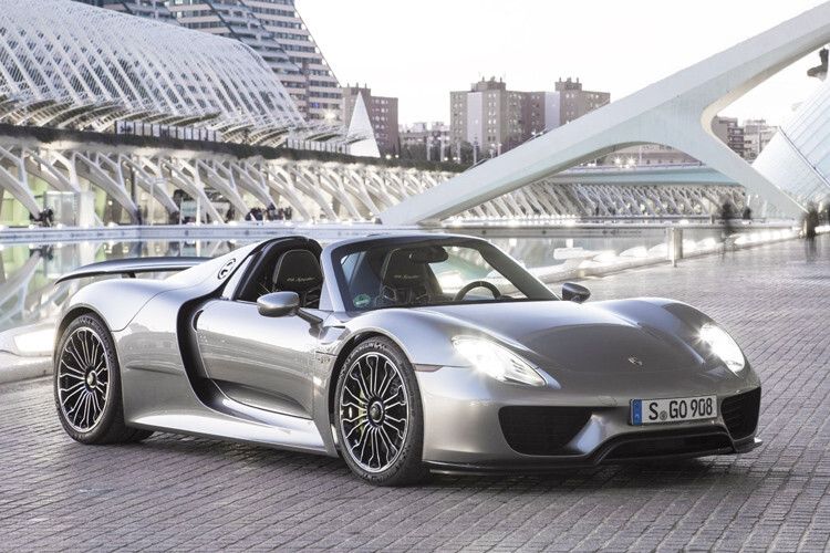 Der 918 bringt zwei Extreme unter einen Hut: Einerseits ist er 652 kW/887 PS stark, schafft die Nürburgring-Nordcshleife in 6:57 Minuten und darf sich deshalb „schnellstes Serienfahrzeug“ auf dem Eifelkurs nennen ... (Foto: Porsche)