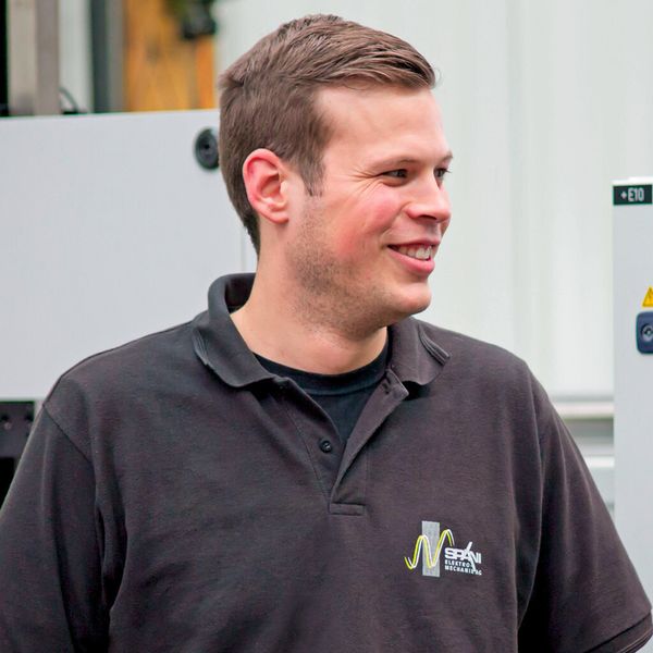 Ralph Kessler Projektleiter bei der Spani Elektro-Mechanik AG: „Früher haben wir dort oft eine Bedienung über Tasten realisiert, heute können wir auch an diesen Stellen eine moderne und leistungsfähige Visualisierungslösung anbieten.“ (Bild: Siemens AG/W. Geyer)