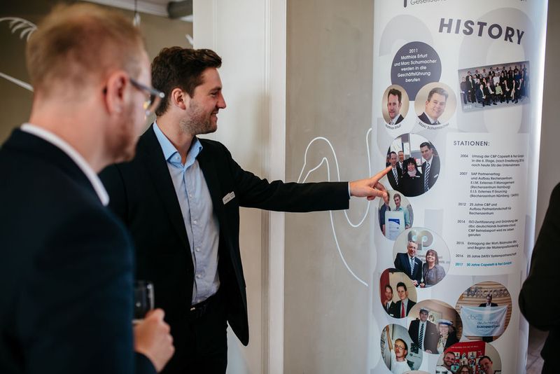 Die Firmengeschichte der C&P war für alle Gäste auf Litfass-Säulen anschaulich dargestellt. (Capeletti & Perl / Stephanie Pelch)