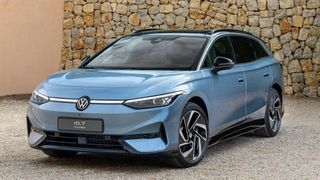 Von vorne ist der Touring der ID-7-Limousine wie aus dem Gesicht geschnitten. (Bild: VW)