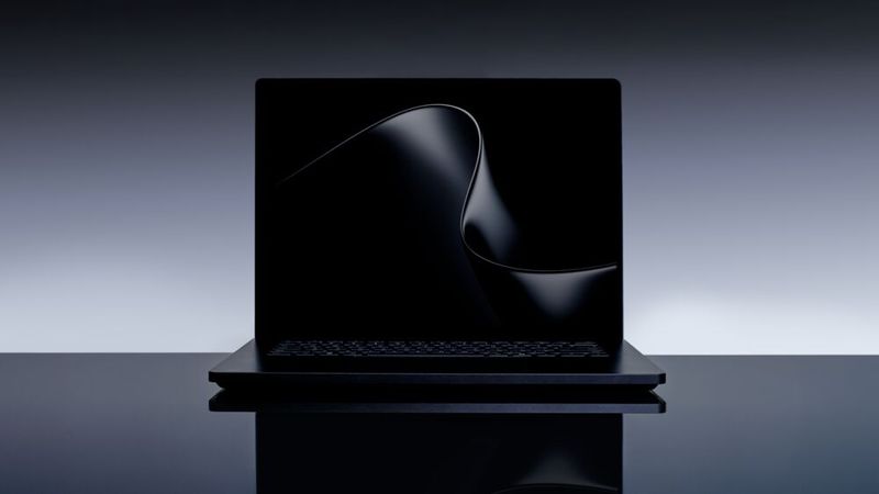 Das Surface Laptop Ultra bietet Microsoft mit beiden Varianten des Nvidia-Chips und einer Unified-Memory-Größe zwischen 24 und 128 GB an. Das 15-Zoll-Display liefert eine Auflösung von 3.270 x 2.180 Pixel und 2.000 Nits HDR-Spitzenhelligkeit. (Bild: Microsoft)
