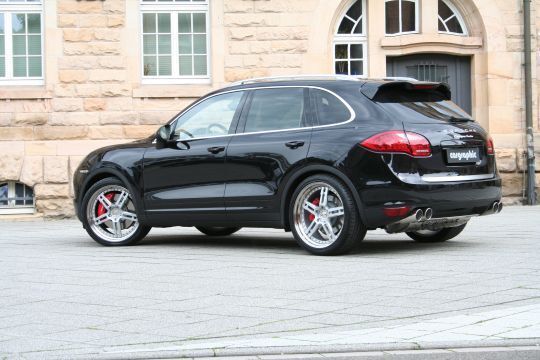 Ein getunter Porsche Cayenne zeigt die Kompetenz von Cargraphic auf der Automechanika. (Archiv: Vogel Business Media)