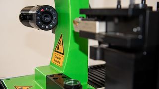 Kelch bietet für das Kenova set line H343 als Zubehör unter anderem diesen Optikträger mit Drehmittenkamera an. Auch unterschiedliche Tischbestückungen seien machbar. (Bild: Kelch)