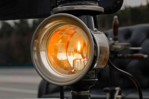 So ging's scheinwerfertechnisch los: Mit Parafinlampen (Kerzen), die man wie vieles andere bei den ersten Automobilen kurzerhand von Kutschen adaptierte. (Opel Automobile GmbH)