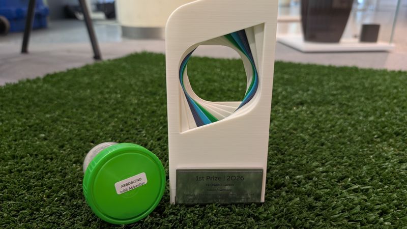 Auf dem Siegertreppchen ganz oben: Tecnaro belegte mit seinem mirkoplastikfreien Kunstrasen den ersten Platz beim Biopolymer Innovation Award 2026.(Bild:  PXN/me)