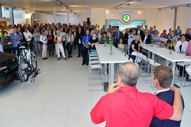 Geschäftsführer Berd Glathe und Skoda-Verkaufsleiter André Teloy (re.) begrüßten rund 250 Eröffnungsgäste. (Foto: Auto Wichert/Martin Brinckmann)