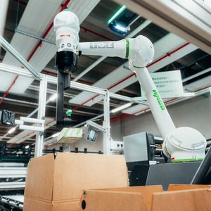 Moderne Robotersysteme sorgen bei Wago in Sondershausen auch für das Verpacken der bestellten Ware.(Bild:  Wago)