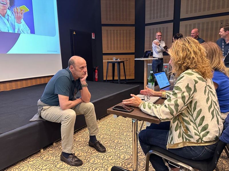 Juan José Ros Llunch (UAG) ist für Spanien und Frankreich zuständig und ist auch ein aufmerksamer Zuhörer. (Bild: Vogel IT-Medien GmbH)