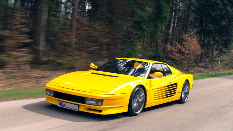 Also for the Ferrari Testarossa, KW automotive jetzt eines seiner V3-Klassik-Fahrwerke an. (Image: KW automotive)