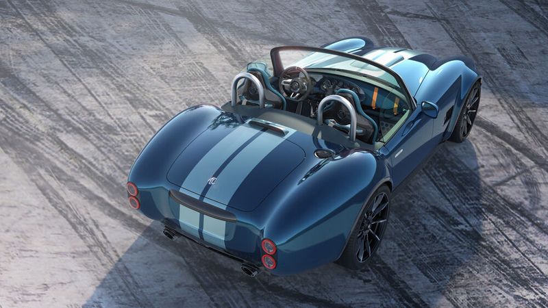 Unter der Außenhaut steckt ein neues Alu-Spaceframe-Chassis. (Bild: AC Cars)