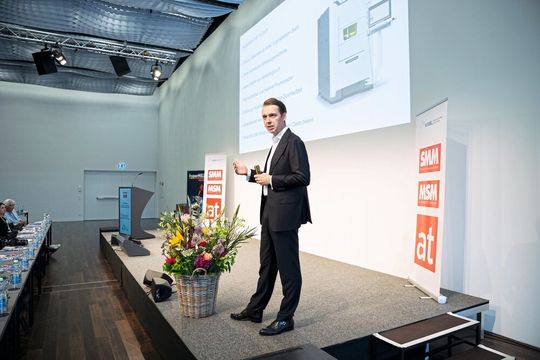 Carlo Buck, Managing Director und Head of Market Region Central Europe bei United Machining Solutions, demonstrierte, wie der gezielte Kundendialog die Umstellung einer gesamten Produktion bewirken kann.(Bild:  Thomas Entzeroth)