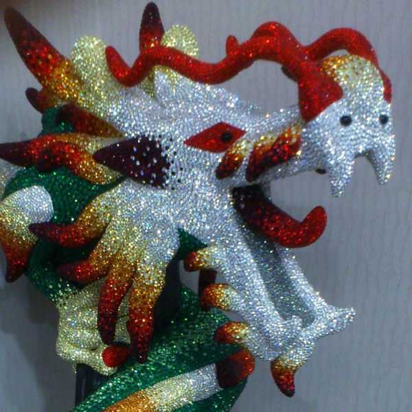 Drachen gelten in China und Taiwan als Glückssymbol. Jonathan Chang, Gründer und CEO des Diodenherstellers Eris Technology, orderte bei Swarovski einen kristallenen Drachen. Das Unikat soll den gesamten Betrieb Glück bringen. (Bild: Franz Graser/EP)