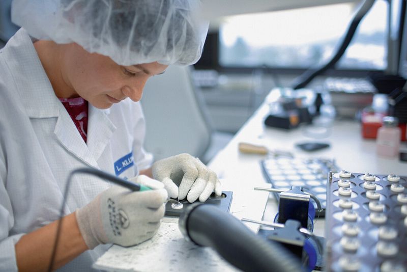 Tausende Produkte in Millionen Varianten: Die modulare Bauweise der Endress+Hauser Geräte macht es möglich, die Anforderungen von Kunden aus ganz unterschiedlichen Branchen zu erfüllen (im Bild: Produktion von Drucksensoren im süddeutschen Maulburg). (Bild: Endress+Hauser)