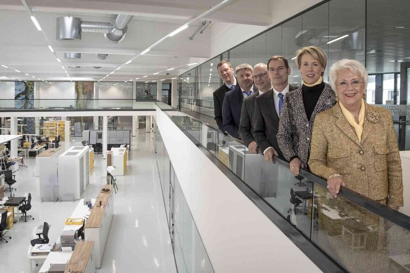 Von links nach rechts: Philip F. W. Harting, Vorstand Connectivity & Networks und persönlich haftender Gesellschafter; Torsten Ratzmann, Vorstand Produktion und Logistik; Dr. Michael Pütz; Vorstand Personal, Werksanlagen und Recht; Dr. Frank Brode, Vorstand Neue Technologien; Maresa Harting-Hertz, Vorstand Finanzen und Einkauf und persönlich haftende Gesellschafterin; und Margrit Harting, Generalbevollmächtigte Gesellschafterin. (Harting)