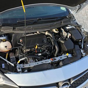 Wirkliche Veränderung gibt es aber unter der Haube. Opel bietet eine komplett neu und selbst entwickelte Motorenpalette an. Unser Testwagen hatte einen Dreizylinder-Benziner mit 1,2 Litern Hubraum und 96 kW/130 PS.(Bild:  Seyerlein/»kfz-betrieb«)