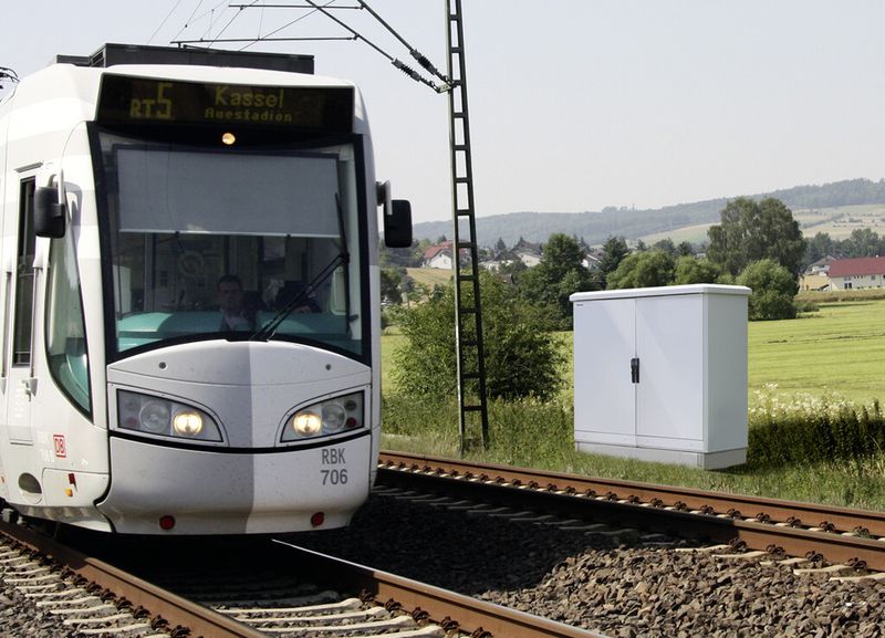 Neue In- und Outdoor-Lösungen für Bahnbetreiber von Rittal. (Bild: Rittal)