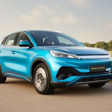 Wie eine CAR-Studie zeigt, gibt es wieder mehr Rabatte für Autos mit Verbrennungsmotor in Deutschland. Vergleichbare Stromer genießen das nicht, heißt es. Und staatliche Förderungen würden vor allem asiatische Importeure von E-Autos, wie etwa BYD (Bild) begünstigen. (Bild: BYD)