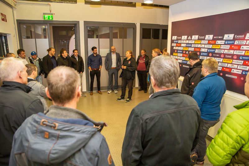 Die Zyxel-Fachhändler lauschen gespannt der Stadiongeschichte. (Bild: Zyxel)