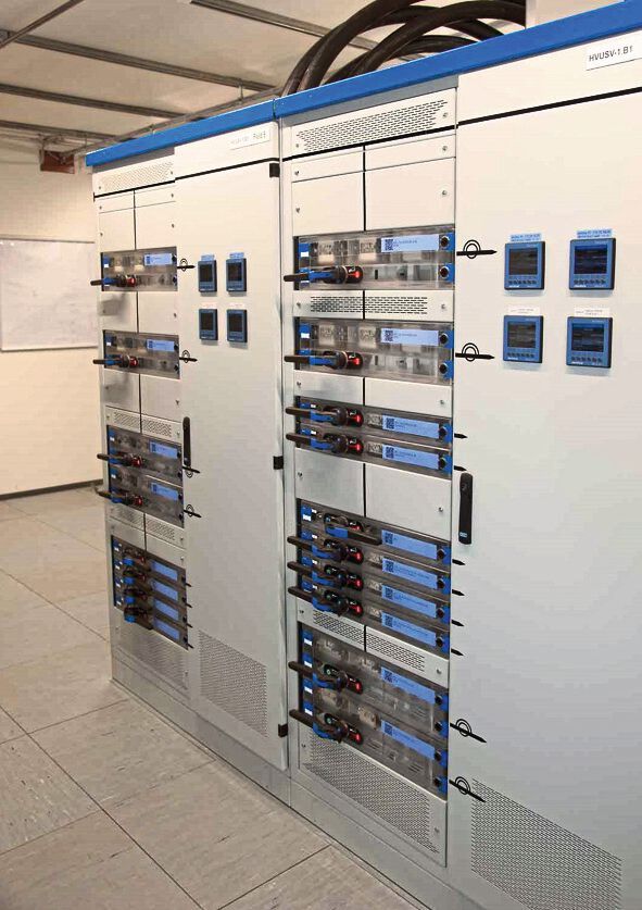 In der USV-Verteilung sorgen Messgeräte mit großen Displays für Überblick.