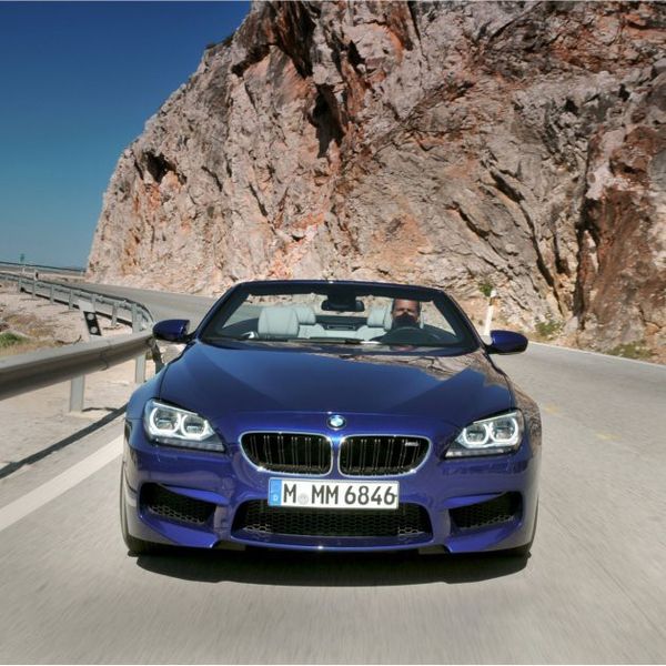 Serienmäßig: adaptive LED-Scheinwerfer. (BMW)