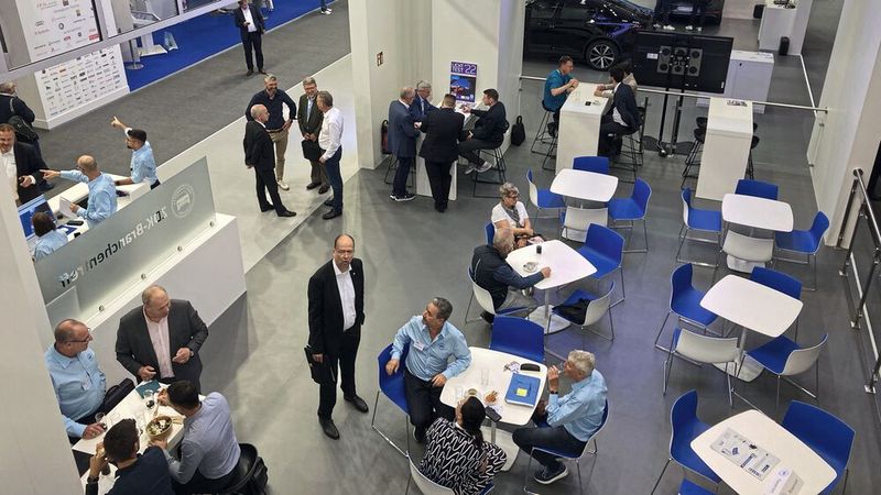 Sicht von oben: Der ZDK-Stand hat auf seinem Oberschoss eine Kamera angeschlossen.  Autohaus- und Werkstattmitarbeiter können die Automechanika also auch vom Betrieb aus besuchen.  (Bild: ZDK)